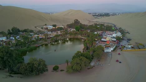 Drone-Aéreo-Disparado-Sobre-El-Oasis-De-Huacachina-En-El-Desierto-Con-Un-Disparo-Extraíble,-Perú,-Sudamérica