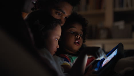 Familia-Feliz-Usando-Una-Tableta-Con-Niños,-Madre-Y-Padre-Viendo-Películas-Con-Niños-En-Tecnología-De-Pantalla-Táctil-Disfrutando-De-Una-Noche-Relajante-Antes-De-Acostarse