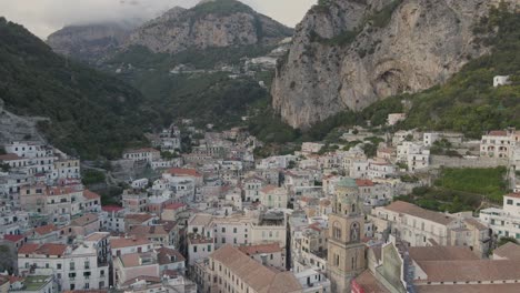 Vista-Aérea-De-La-Idílica-Ciudad-De-Amalfi-En-La-Costa-Mediterránea,-Italia