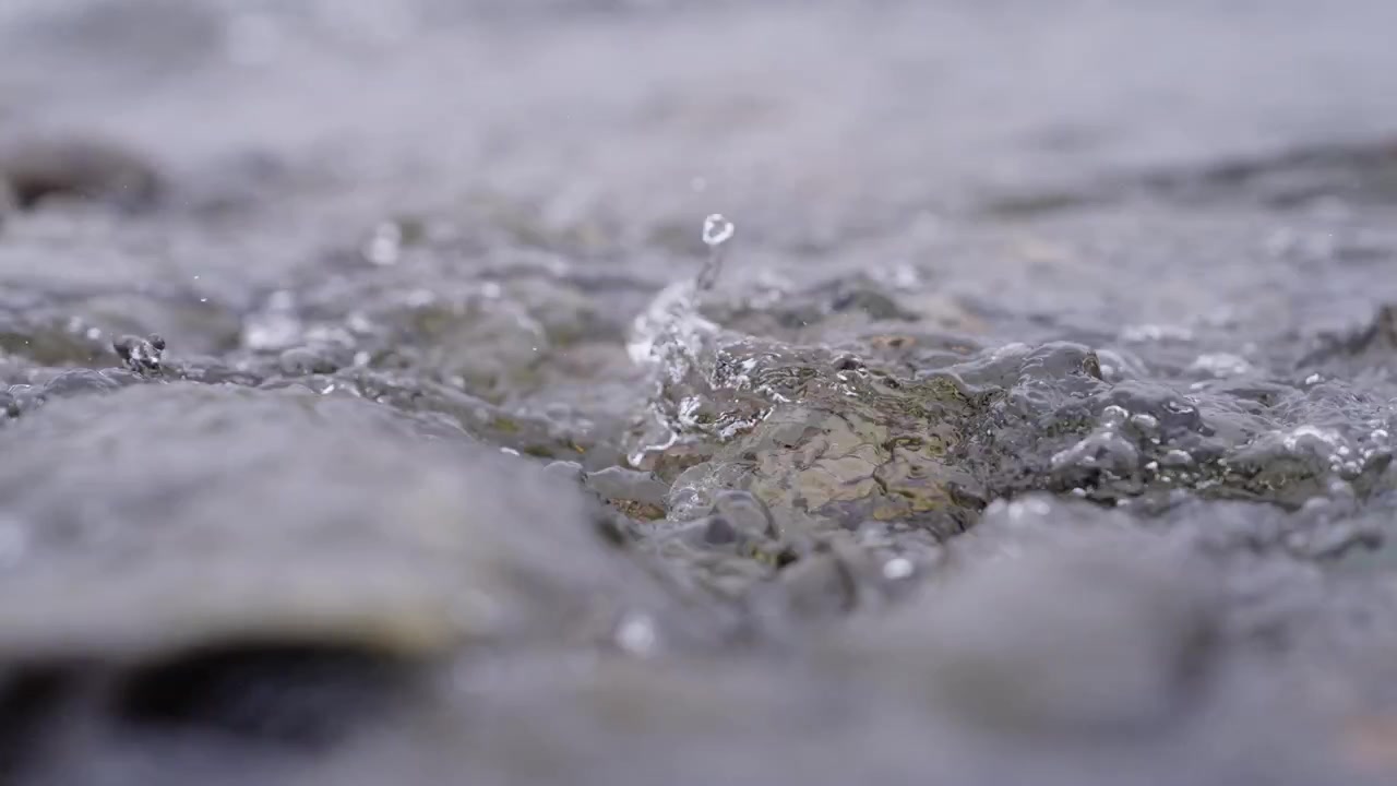Água geotérmica, Gunnuhver, Reykjanesbaer, Península Sul, Islândia, fluindo sobre solo vulcânico revestido de minerais com borbulhamento vigoroso e atividade hidrotérmica, close-up estático