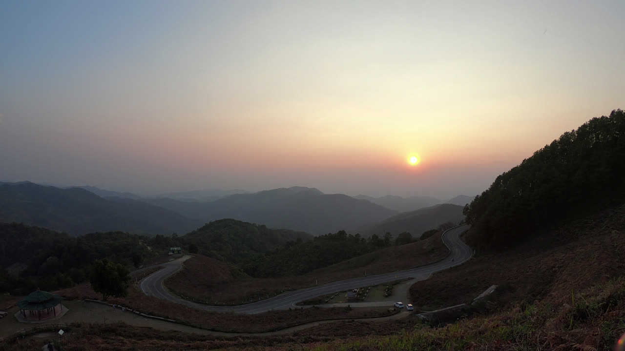 레이어 산과 태국의 도로 일몰