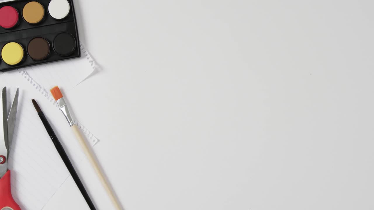 백색 배경 에 있는 페인트, 브러시, 가위 의 상상, 복사 공간, 슬로우 모션