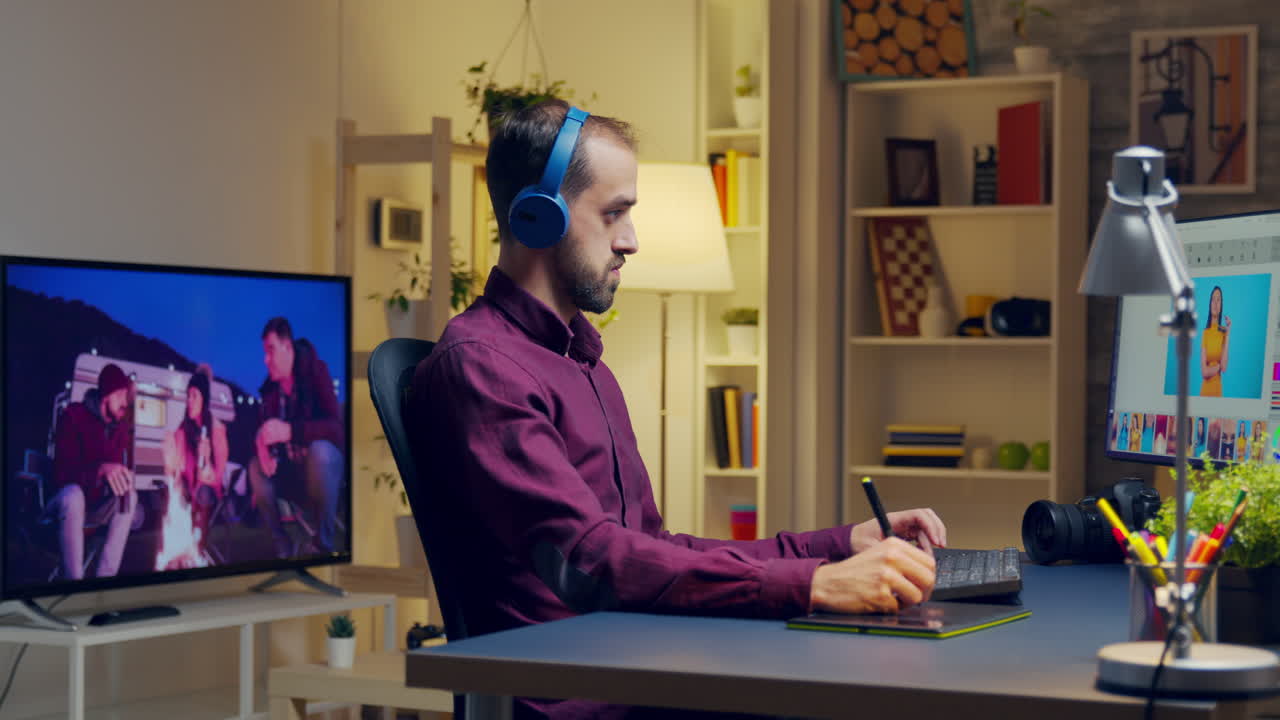 joven fotógrafo creativo enfocado retocando fotos