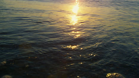 Reflejo-De-La-Luz-Del-Sol-En-Las-Olas-Del-Mar-Salpicando-La-Arena-De-La-Playa-Al-Amanecer-Dorado