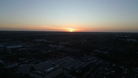 Burry-St-Edmunds,-Inglaterra-Al-Atardecer-Con-Paisaje-Urbano-Y-Puesta-De-Sol,-Vista-Aérea