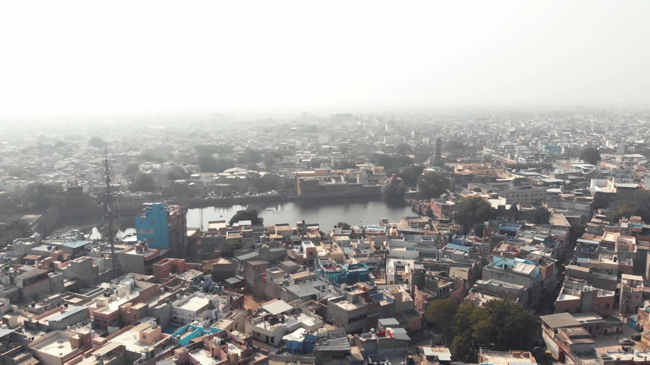 Serbatoio del lago Gulab Sagar nel paesaggio urbano della Città Blu di Jodhpur, Rajasthan, India - Scatto panoramico aereo