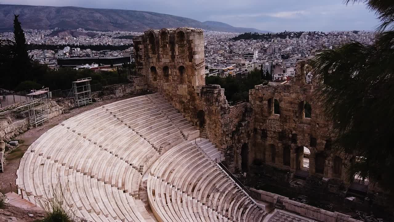아테네의 스카이라인을 배경으로 정적 샷으로 아크로폴리스 기슭에 위치한 헤로데스 애티커스의 오데온