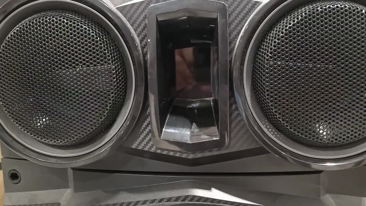 un altavoz encendido con luces azules y verdes