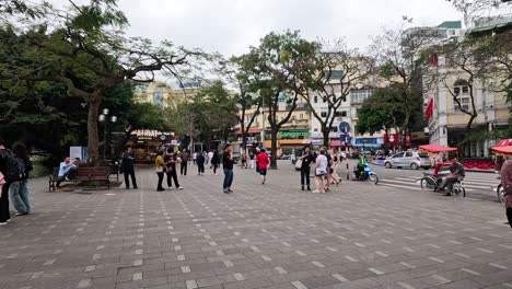 gente caminando por un pavimento ocupado de la ciudad.