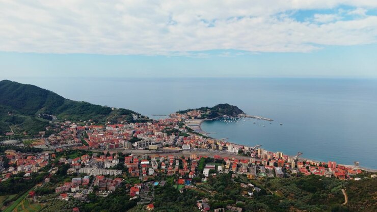 Colline boscose lasciano il posto alla città, alla penisola e al mare aperto di Sestri Levante.