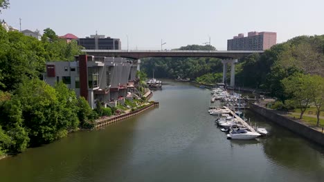 Vorbeifliegen-Von-Häusern-Am-See-Und-Brücke-über-Den-Unheimlichen-See