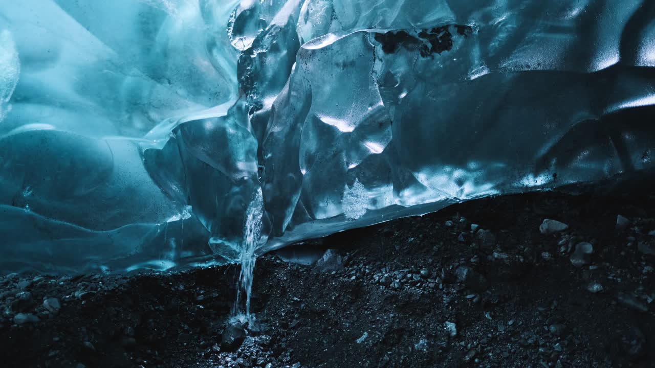 una corriente de agua se derrite del hielo del glaciar azul vibrante