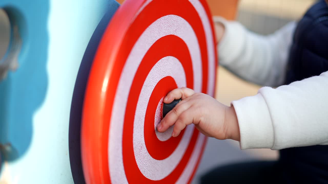 pequeña mano de bebé girando la rueda hipnótica