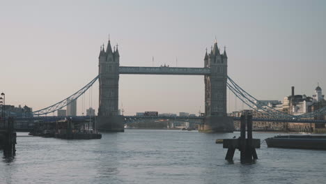 Puente-De-La-Torre-Al-Amanecer-En-Un-Día-De-Verano-En-2020