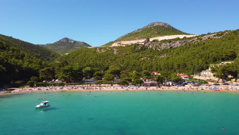 turista de vacaciones en la playa prapratno en la península de peljesac, sur de dalmacia, croacia