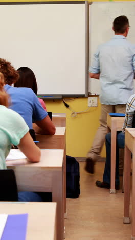 profesor caminando por su clase durante un examen