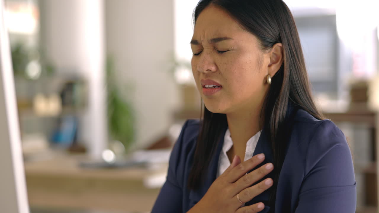 mujer de negocios, oficina y dolor de corazón de la compañía