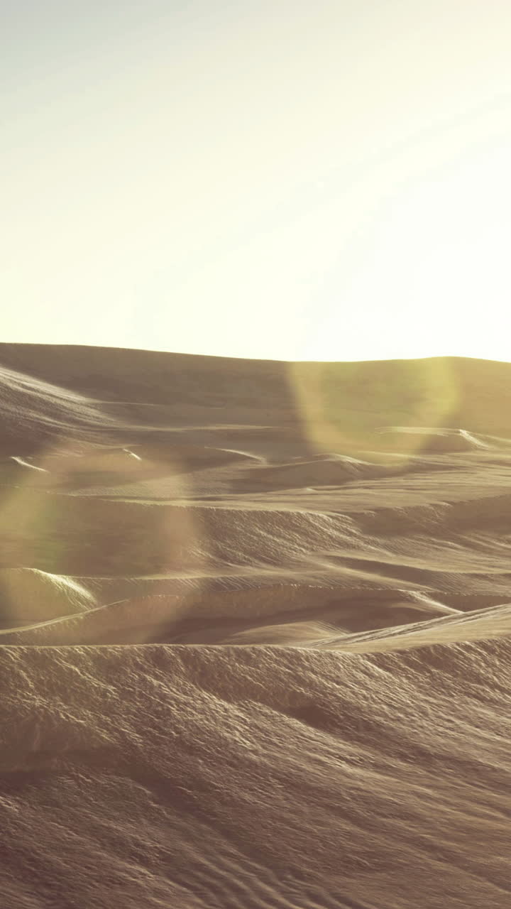 Paesaggio desertico al tramonto con dune sabbiose e tonalità calde in evidenza