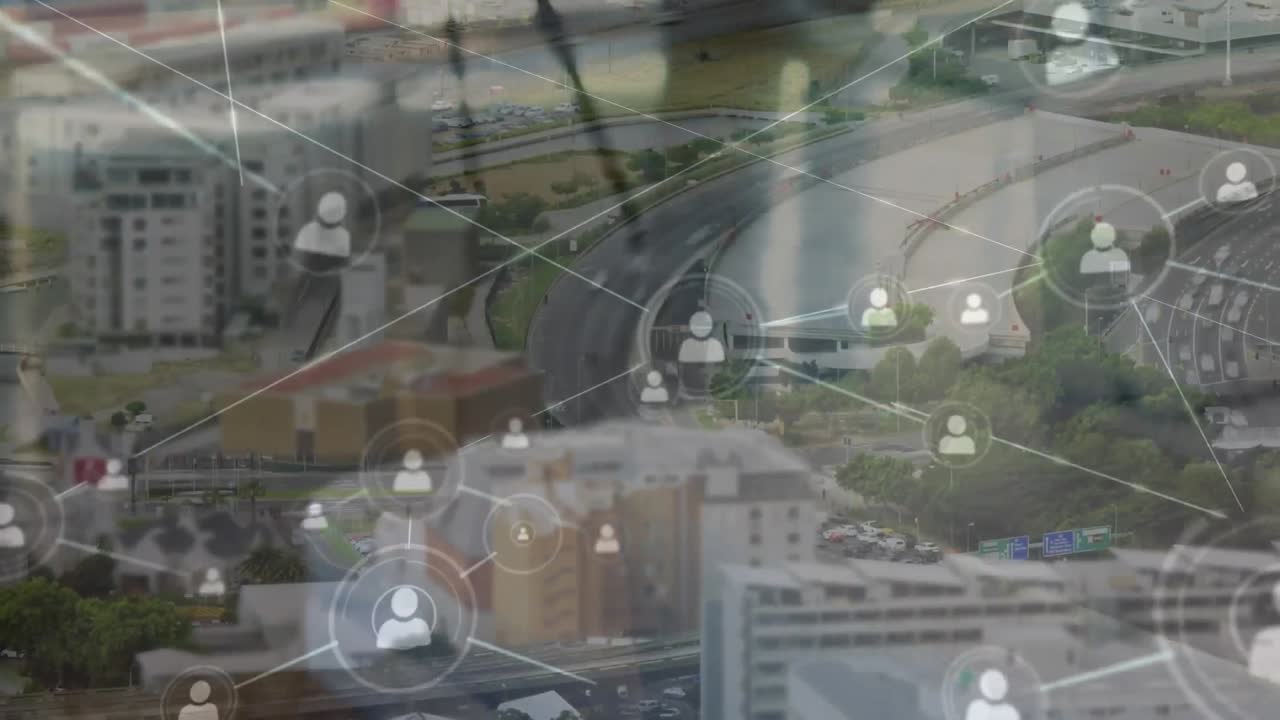 animación de la red de conexiones con iconos sobre la doctora.