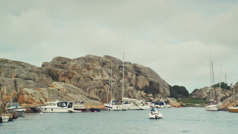 Boote-In-Der-Bucht,-In-Den-Schären-Der-Norwegischen-Küste-Im-Sommer