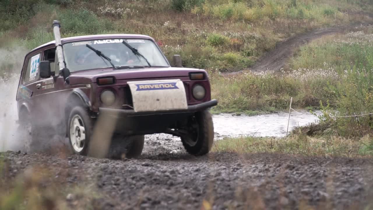 vehículo todoterreno que navega por un sendero fangoso.