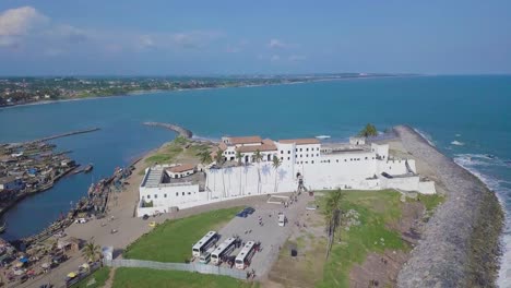 Aerial-view-of-tourists-and-coaches-at-Elmina-Castle