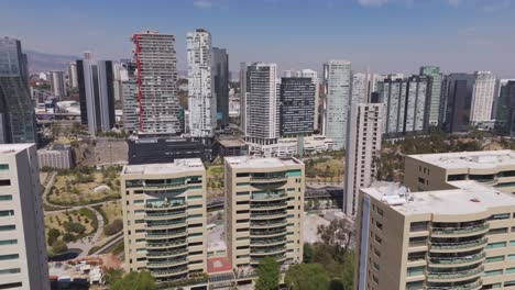 Vista-Aérea-De-Edificios-En-Santa-Fe-México,-Cerca-De-La-Mexicana