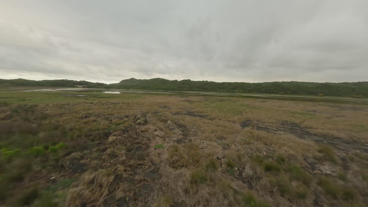 drone fpv disparado hacia un lago salado en la desembocadura de un río