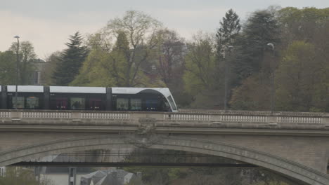 tranvía circulando por el puente adolphe en luxemburgo