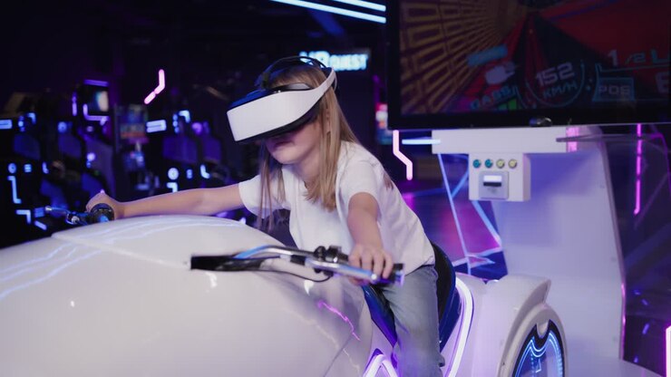 Ragazza che gioca a un simulatore di moto VR