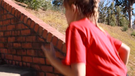 una chica decidida corriendo por las escaleras durante una carrera de obstáculos