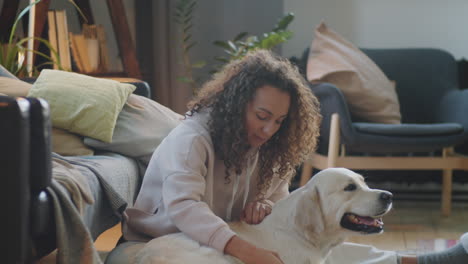 mujer y golden retriever en una sala de estar