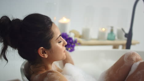 Romantische-Dame-Entspannt-Sich-In-Der-Badewanne-Mit-Schaum