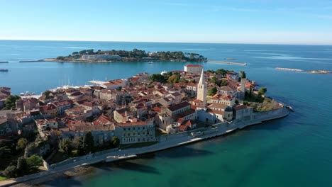 hermosa ciudad de porec con la basílica de eufrasia que ofrece una vista panorámica del mar adriático en croacia
