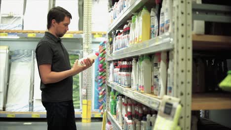 hombre comprando suministros de limpieza en una tienda