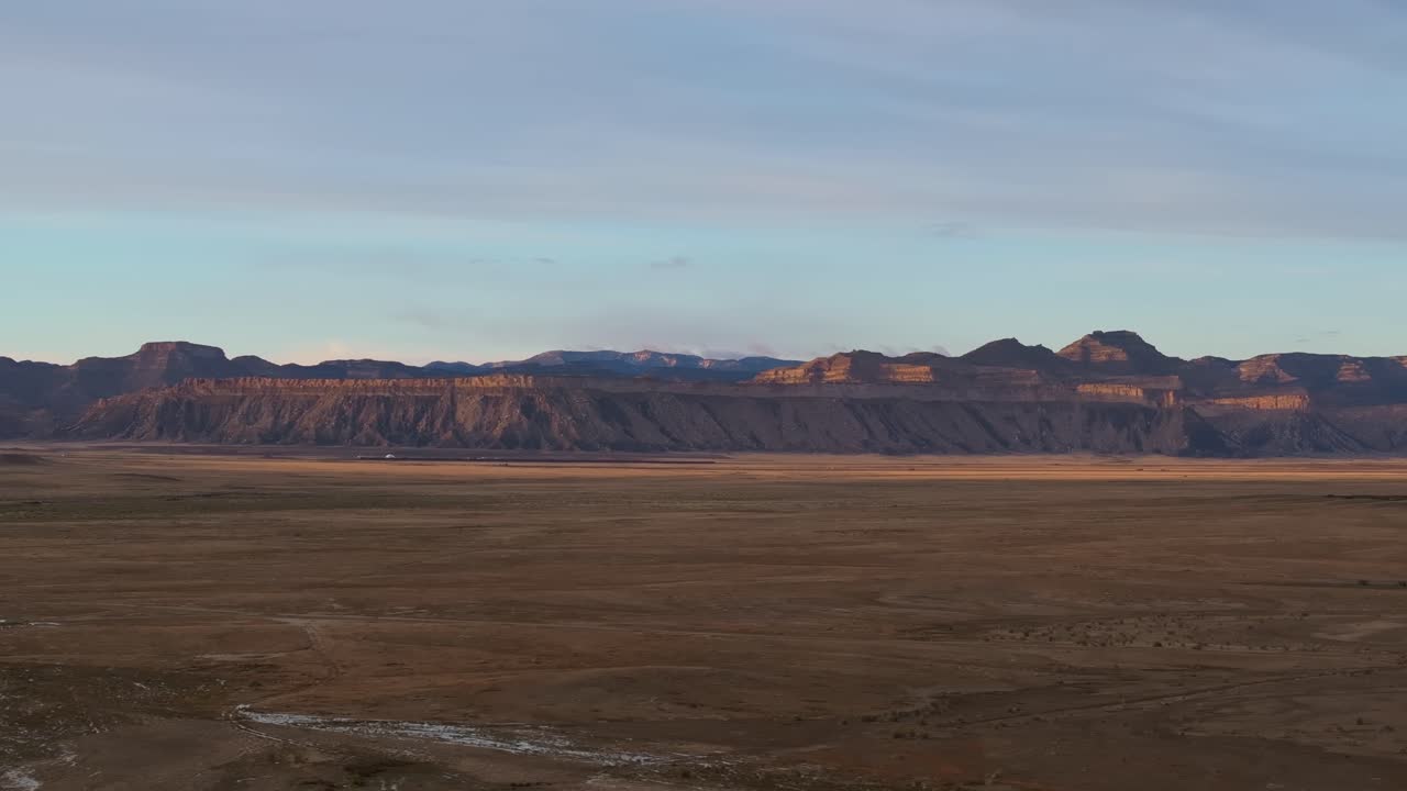Moab-ørkenlandskab ved solnedgang med åbne sletter og fjerne bjerge