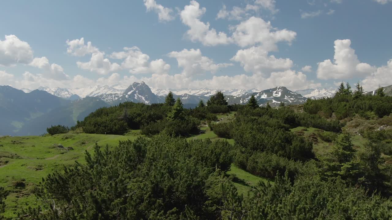 plano general aéreo que muestra un parapente volador sobre las montañas dolomitas en verano - zoom en el plano