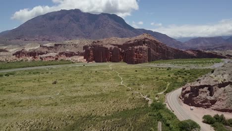 vista aérea de drones sobre las dramáticas formaciones de roca roja de los valles calchaquíes en argentina