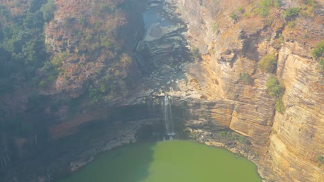 Las-Cascadas-Rajdari-Y-Devdari-Están-Ubicadas-Dentro-Del-Exuberante-Y-Verde-Santuario-De-Vida-Silvestre-De-Chandraprabha,-Vista-Desde-Un-Dron