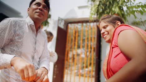 los padres jóvenes con la hija celebran decoran para el festival de diwali