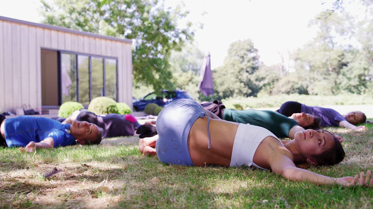 Istruttrice che conduce una lezione di yoga all'aperto