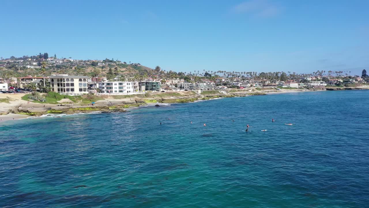 4k 항공 드론 비디오:  ⁇ 은 9 월 날에 집으로 향하는 서퍼, 바다와 파도가 해변에 부 ⁇ 히는 - 2023