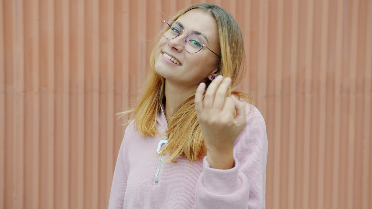 mujer joven sonriendo al aire libre
