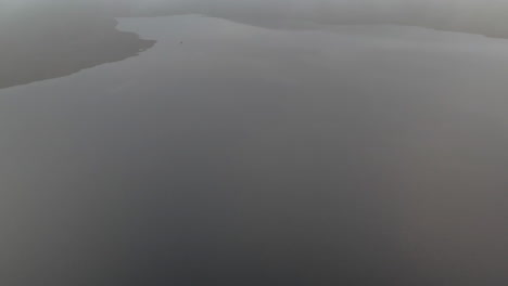 vista aérea da barragem de spelga em uma manhã enevoada