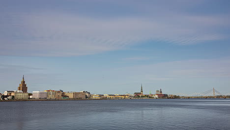 río daugava y horizonte de la ciudad de riga con tráfico, lapso de tiempo de fusión