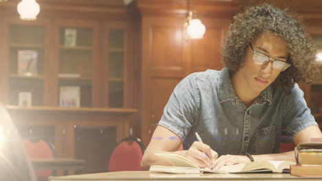 animación de la luz sobre un hombre biracial escribiendo en un cuaderno