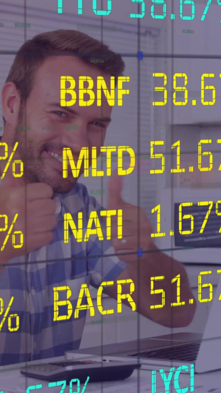 Menganalisis data pasar saham, pria melihat persentase pada animasi layar komputer