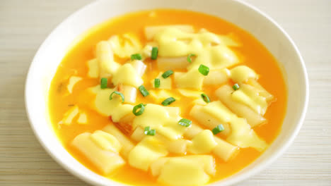 Tteokbokki-Con-Queso-O-Pastel-De-Arroz-Coreano-Con-Queso---Estilo-De-Comida-Coreana