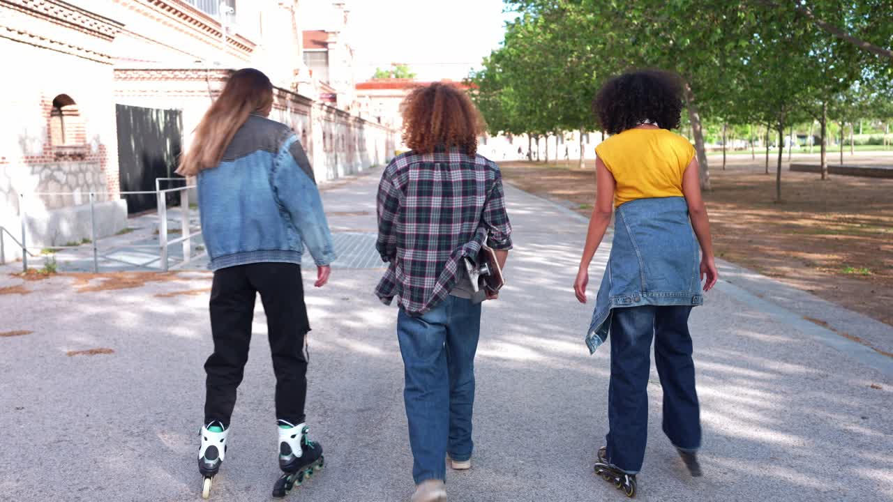 Tres mujeres caminando por la calle