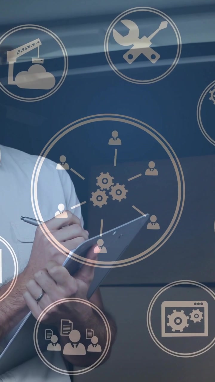 Video vertical: Tableta de escritura tecnológica activando una red de engranajes con iconos de usuario y registrando datos del sistema.